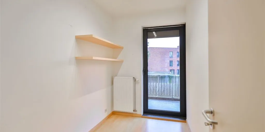 Esik - Apartment with Terrace in Central Mortsel