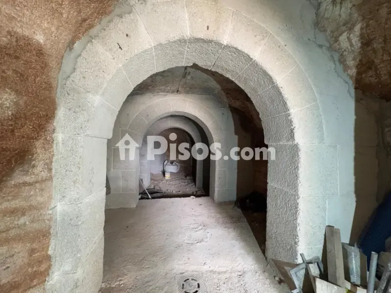 Toad - Versatile Bodega with Street Access in Aranzueque