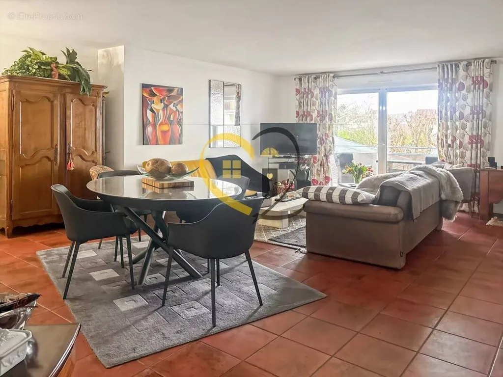 Soggiorno - 4-Bedroom Apartment with Balcony in Bourges