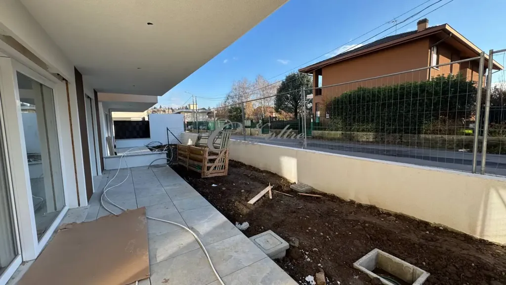 Terrasse - New Villa with Terrace in Cantù