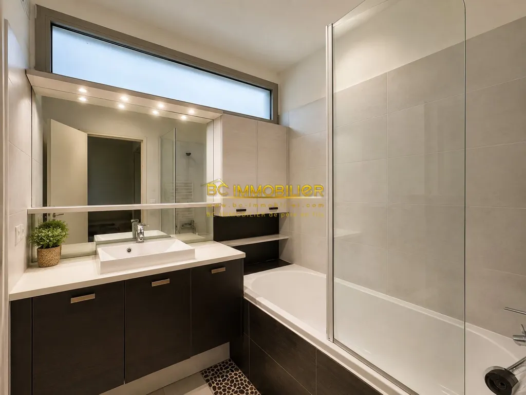 Salles de bain - Appartement T6 avec Terrasse dans Résidence Sécurisée à Parc Berger