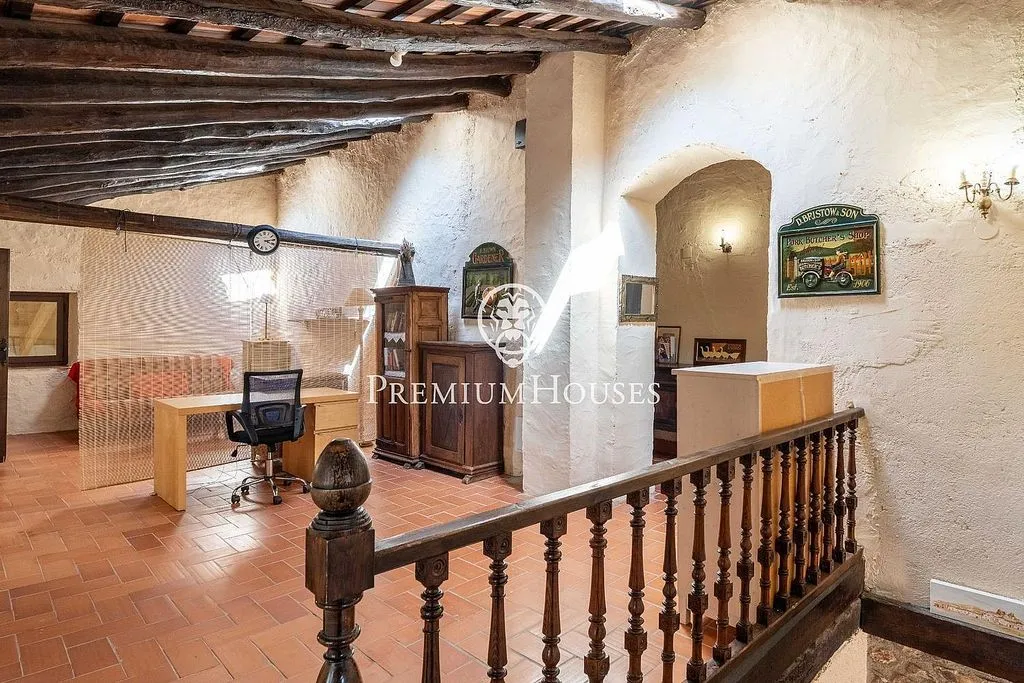 Esik - Luxury Farmhouse with Pool near Catllar