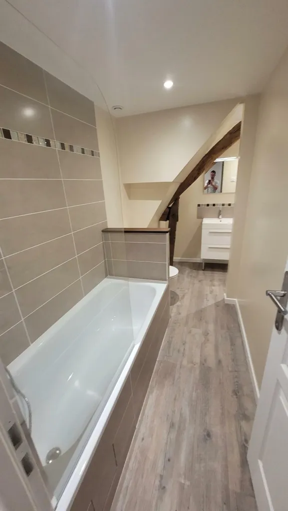 Salles de bain - Maison de ville rénovée avec terrasse à Rugles