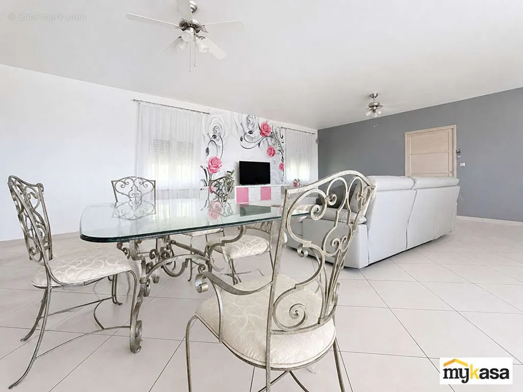 Söögituba - Mixed-Use Property with Garden in Istres