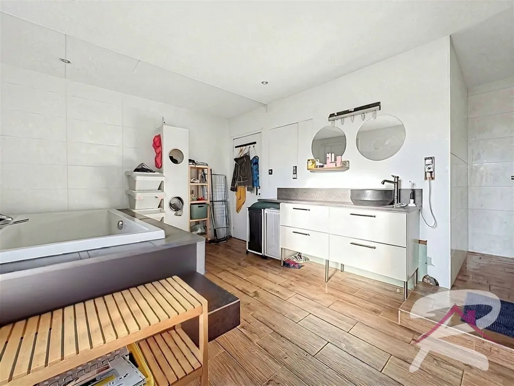 Vannitoad - 4-Floor House with Pergola in Roufosse