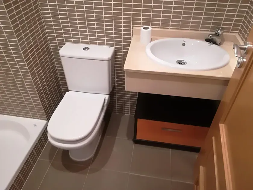 Bathrooms - Semi-New Flat with Terrace in El Rabal, Zaragoza
