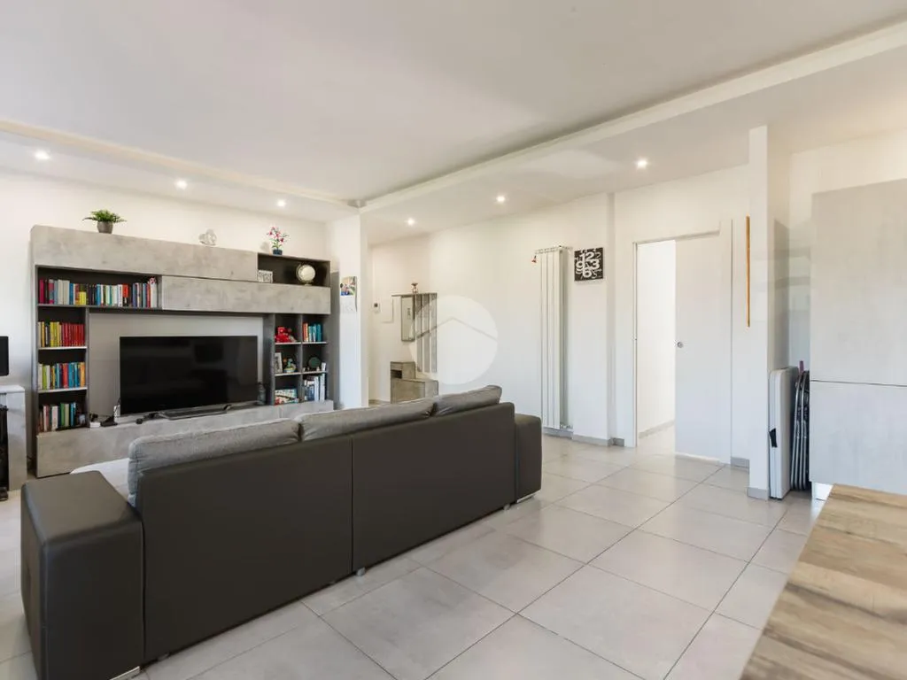 Elutuba - Rear-Facing Two-Bedroom Flat in Bollate