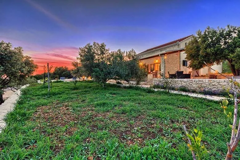 Giardino - Contemporary Villa with Pool in Trogir