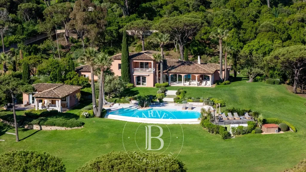 Õhuvaade - Secluded Villa with Sea View in Ramatuelle