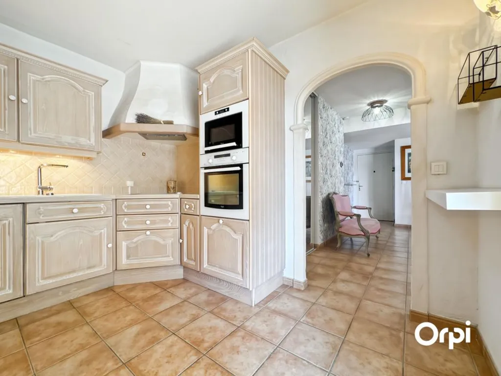 Cuisine - Appartement avec Terrasse en Centre-Ville à Cavalaire-sur-Mer