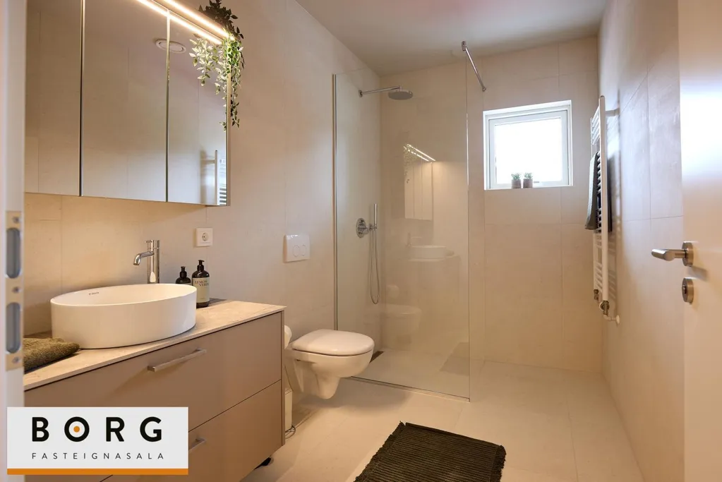 Baños - New 2-Bedroom Apartment with Elevator in Hafnarfjörður
