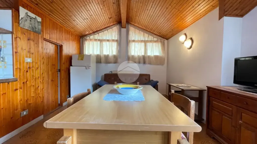 Salle à manger - Bright 2-Bedroom Apartment with Lift in Baiardo