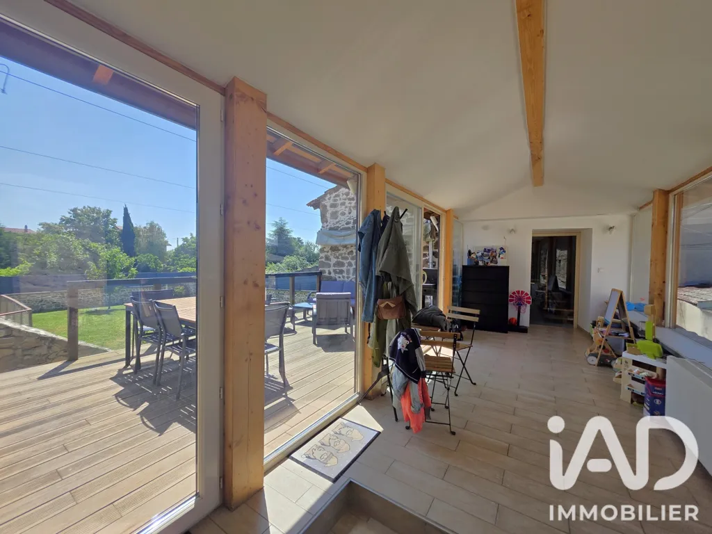 Terrasse - Maison en Pierre avec Piscine au Cœur de Quintenas