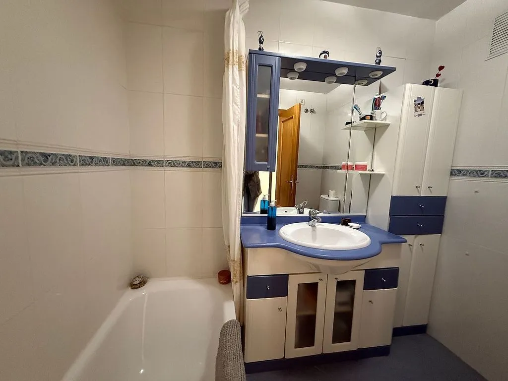Bathrooms - Apartment with Pool and Terrace in Benidorm