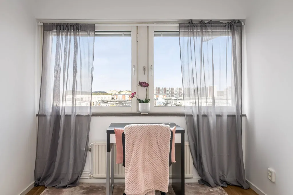 Bureau - Renovated Penthouse with Balconies in Grindtorp