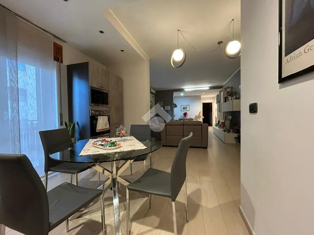 Sala da pranzo - South-Facing Apartment with Balcony in Cosenza