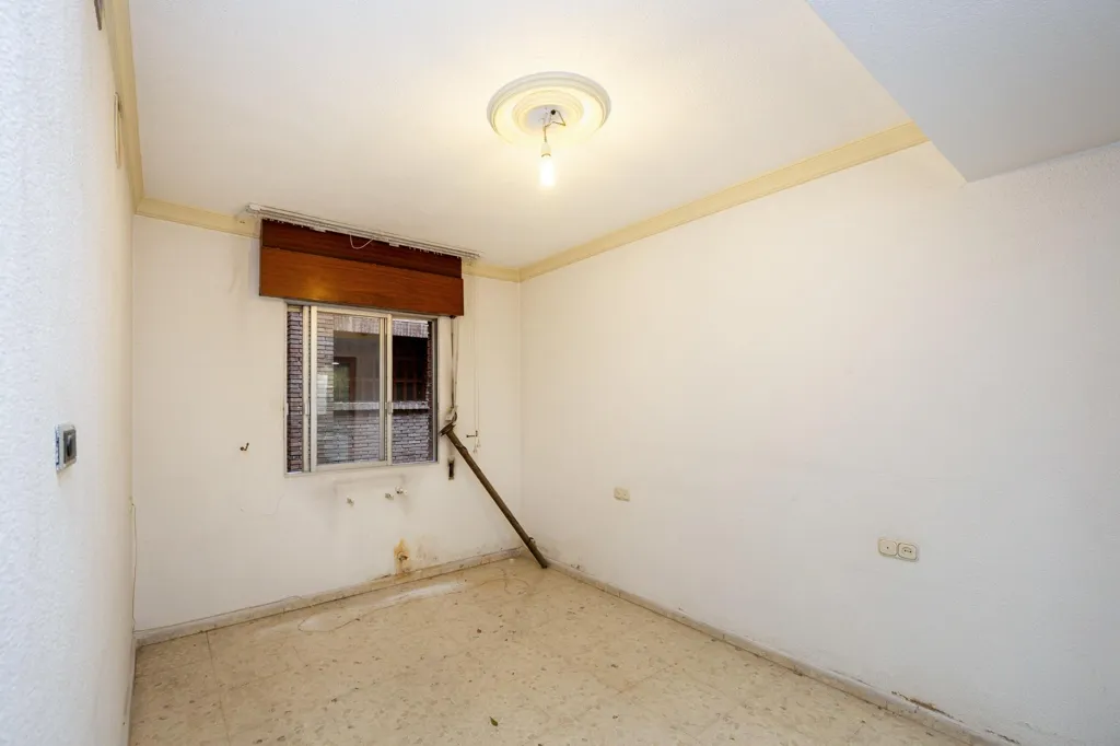 Pièces - Apartment for Renovation in Granada Centre