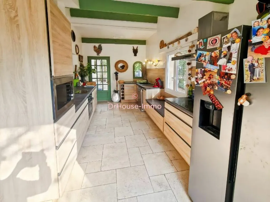 Köök - Charming Villa with Pine Grove in Pierrevert