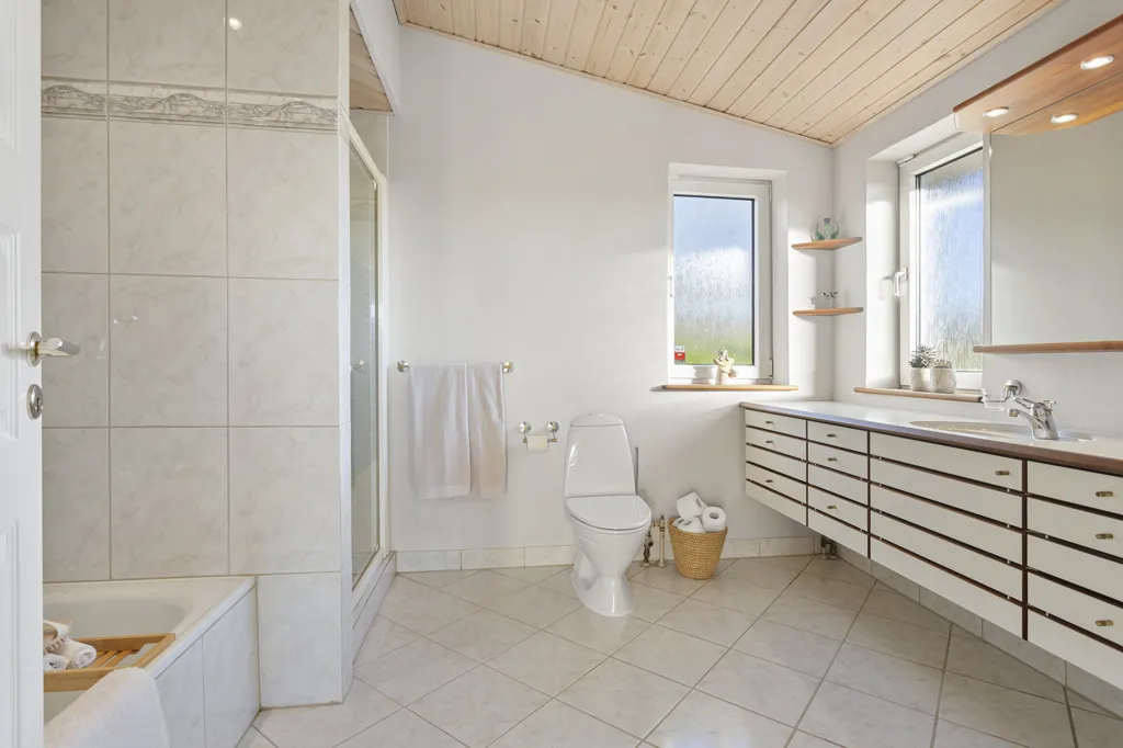 Salles de bain - Architect-designed Villa with Garden in Ravnshøj