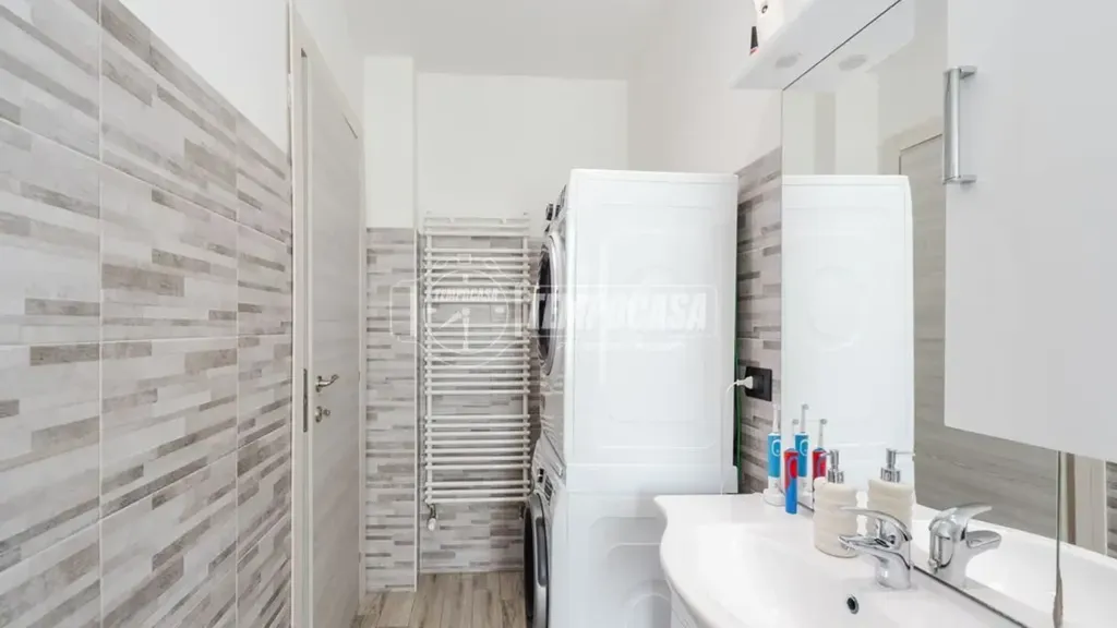 Salles de bain - Modernised Three-Bedroom Apartment in Muggiò