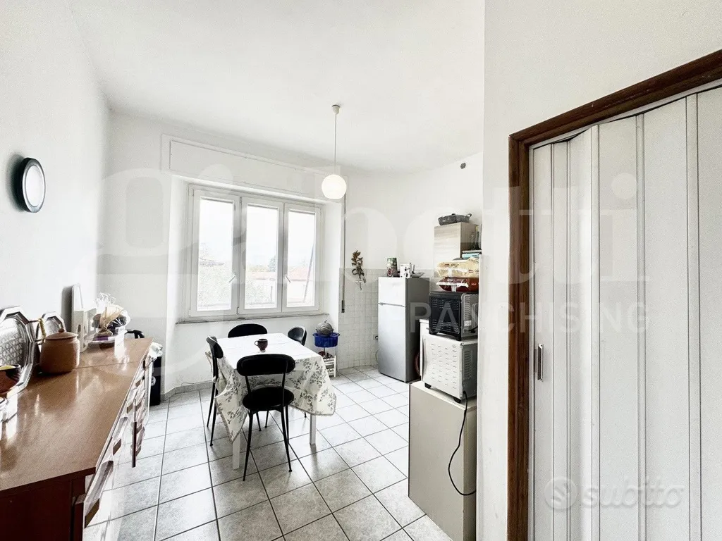 Salle à manger - First Floor Flat with Fireplace in Orte