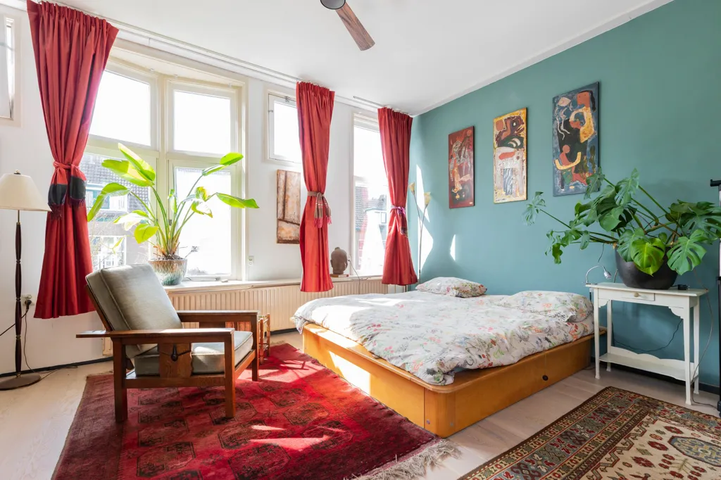 Magamistoad - Monumental House with Deep Garden in Assen