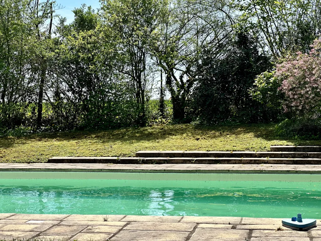 Piscine - Maison Traditionnelle avec Piscine à Pierrefonds