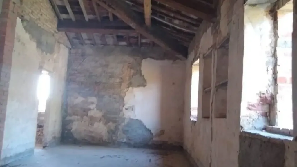Pièces - Partially Renovated Rustico with Panoramic Views near Città della Pieve