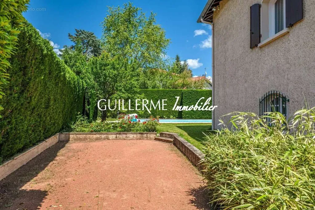 Jardin - Maison de Caractère avec Piscine à Dardilly