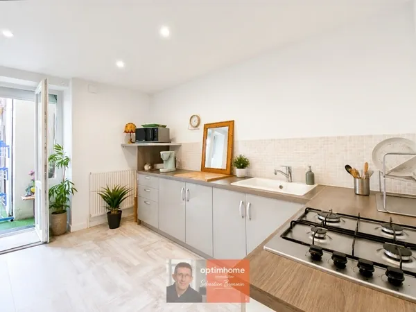 Cuisine - Ensemble Immobilier avec Terrasse au Centre de Chaussin