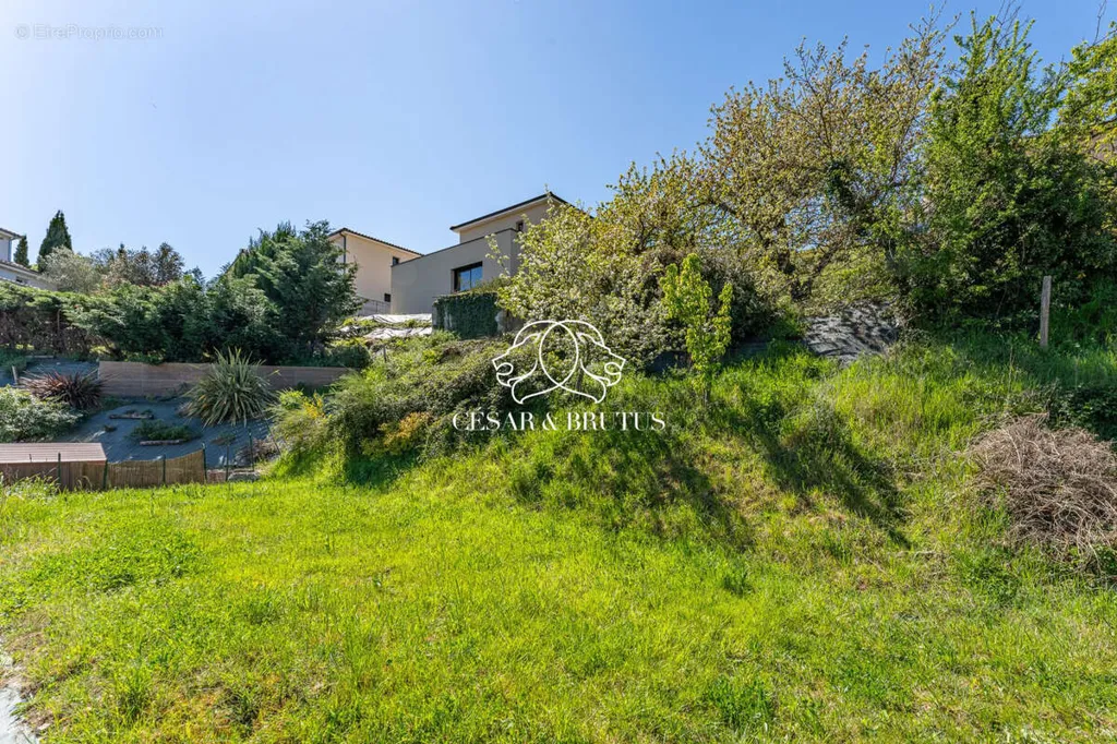 Garden - Family House with Panoramic View in Vienne