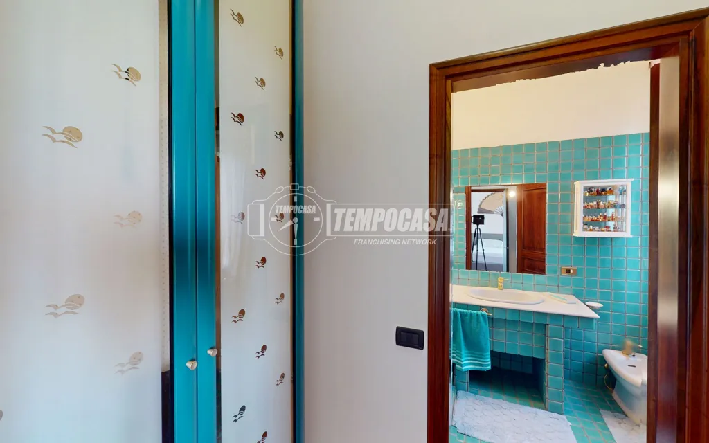 Salles de bain - Elegant Villa with Two Units in Camerata Picena