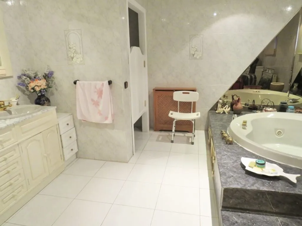 Salles de bain - Luxury House with South-Facing Views in Algete