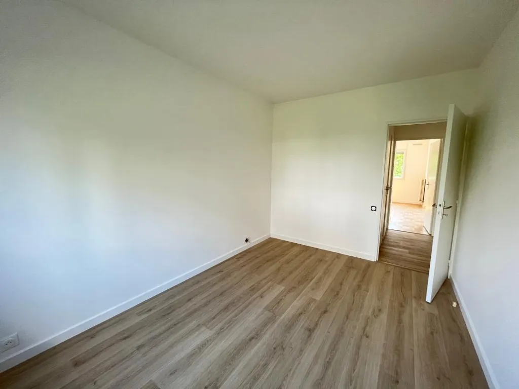 Toad - Spacious 5-Bedroom Flat with Balcony in Fauriel
