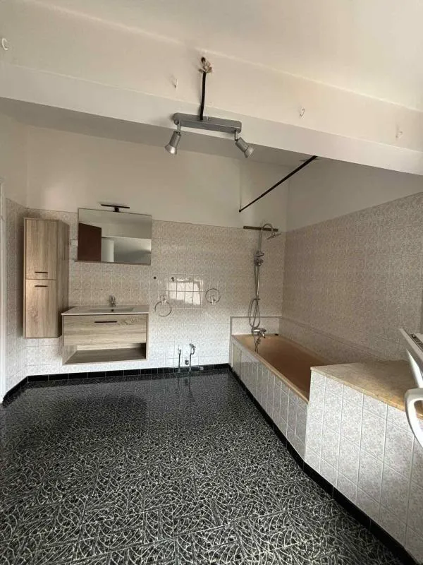 Salles de bain - Maison de Village avec Garage à Proximité