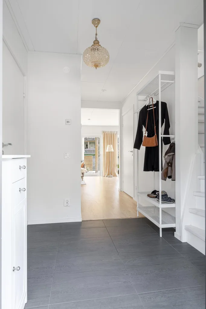 Entrée - Modern Semi-Detached House with Bråviken View