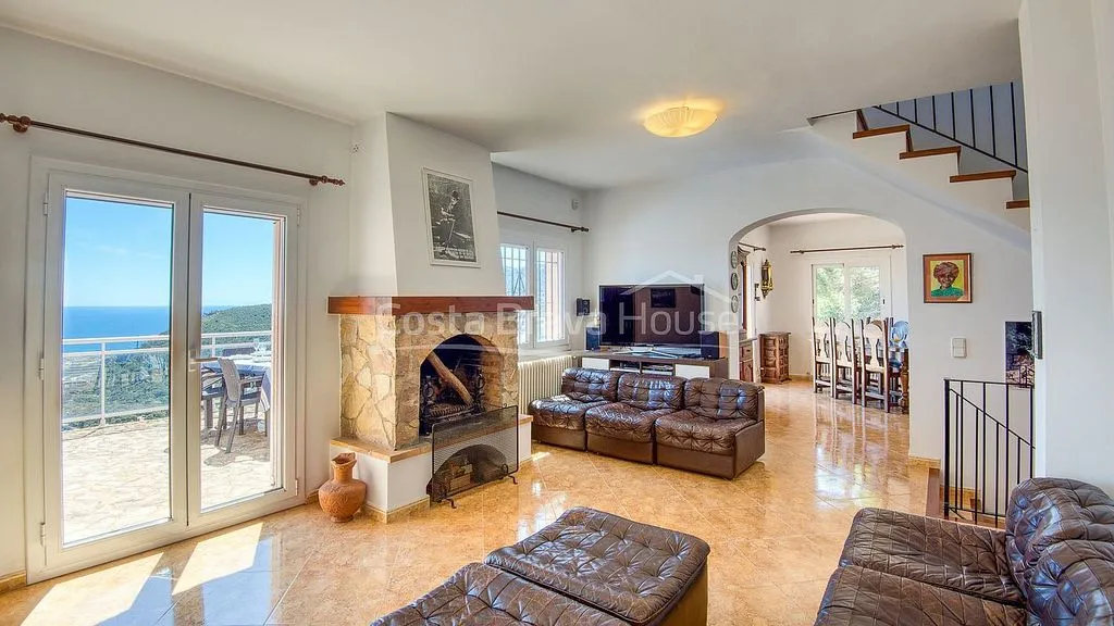 Wohnzimmer - Villa with Pool and Sea Views in Sa Tuna