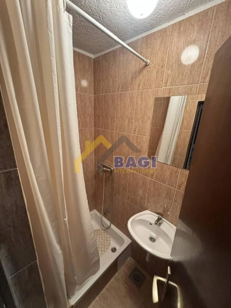 Bathrooms - 5-Bedroom Flat with Parking in Sesvete, Zagreb