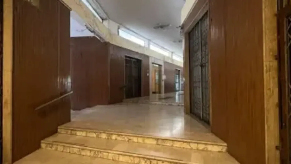 Entrée - Office Space with Panoramic Views in Siracusa