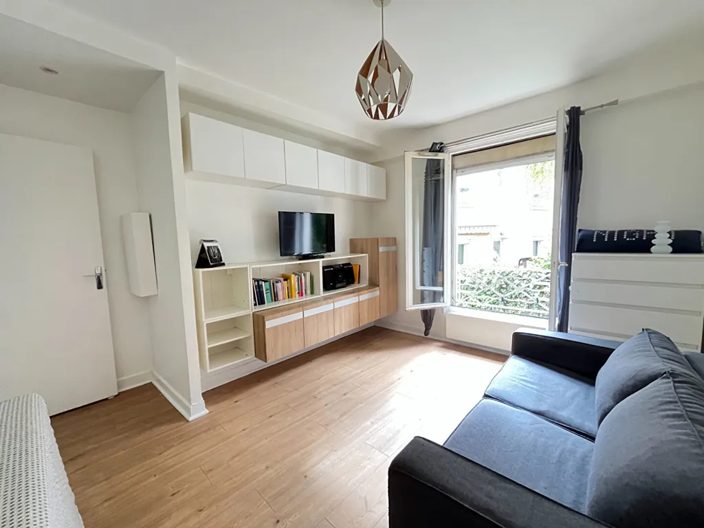 Soggiorno - 2-Bedroom Flat with Garden View in Suresnes