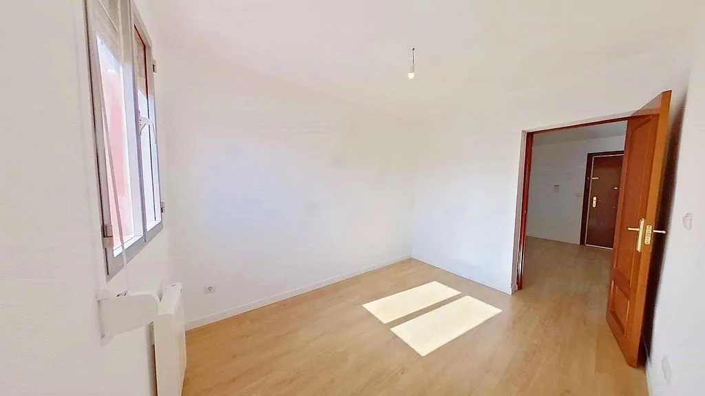 Toad - Three-Bedroom Flat with Ascensor in Puente de Vallecas