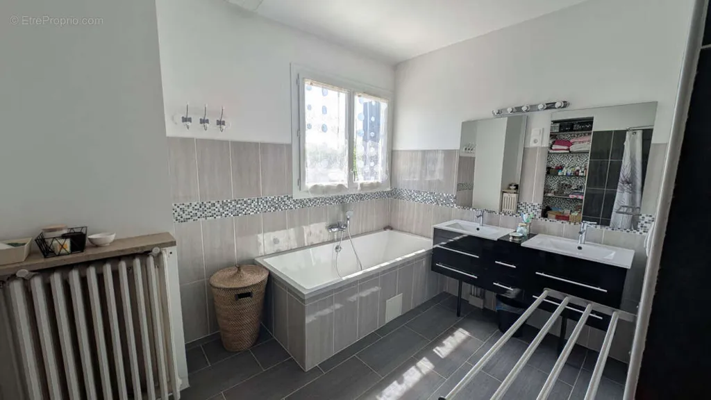 Salles de bain - Maison Charmante avec Piscine à Luynes