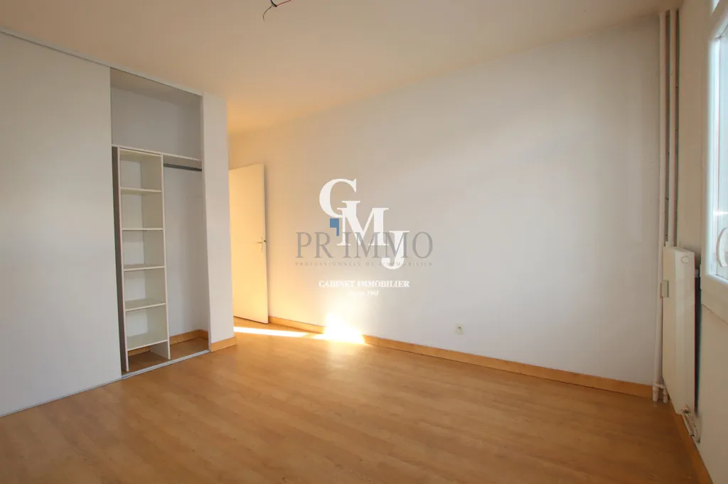 Rooms - Renovated Flat with Central Location in Saint-Raphaël
