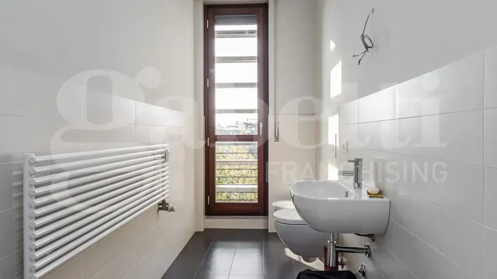 Salles de bain - Modernised Apartment with Balcony in Monza