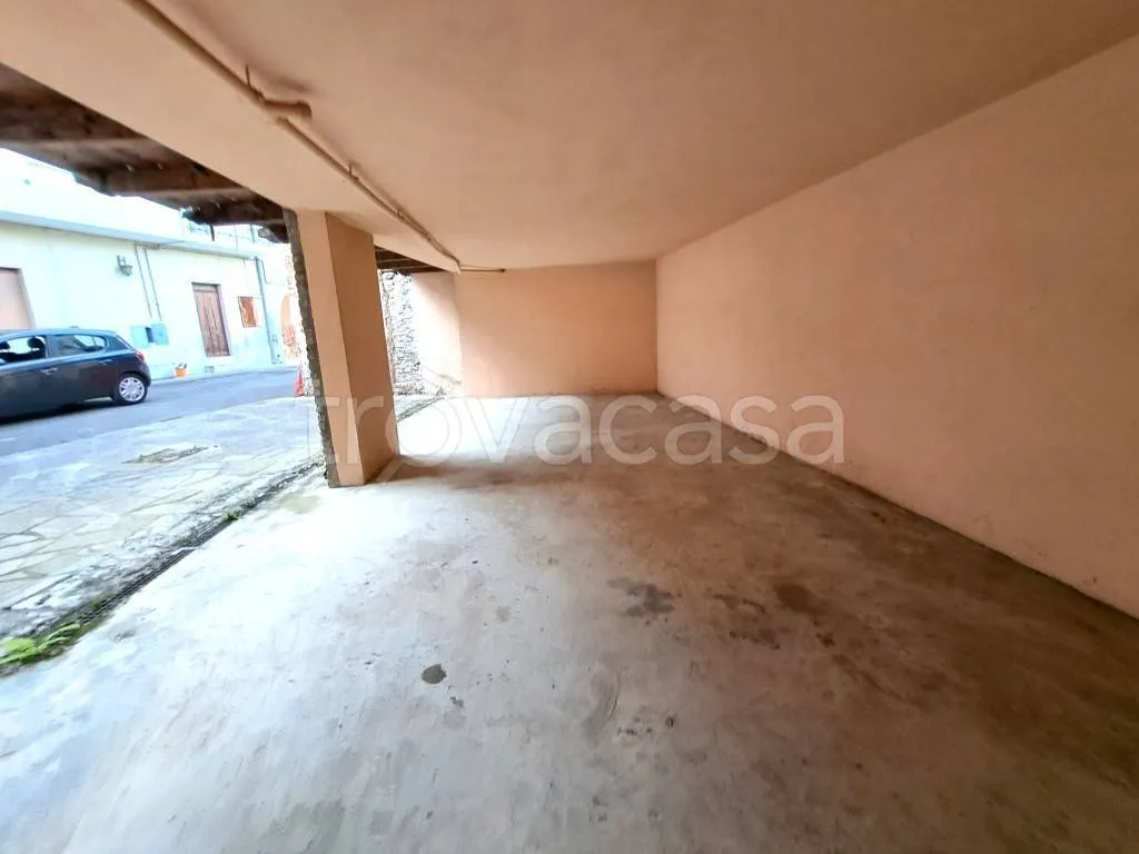 Garage - Two-Level House with Balcony in Paesana
