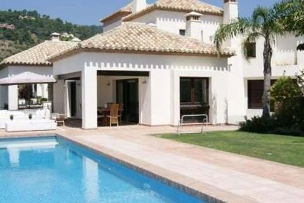 Bassein - South-Facing Villa with Infinity Pool in Marbella