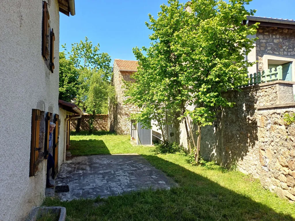 Aed - Charming Stone Cottage in Tiranges Village