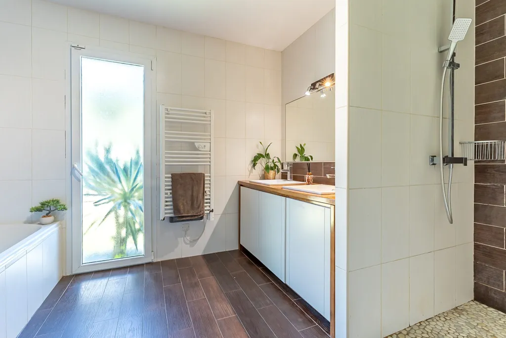 Salles de bain - Maison au Calme avec Piscine à Le Barp