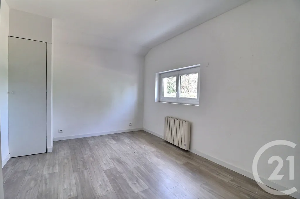 Toad - Spacious Ground Floor House with Garden in Ambronay
