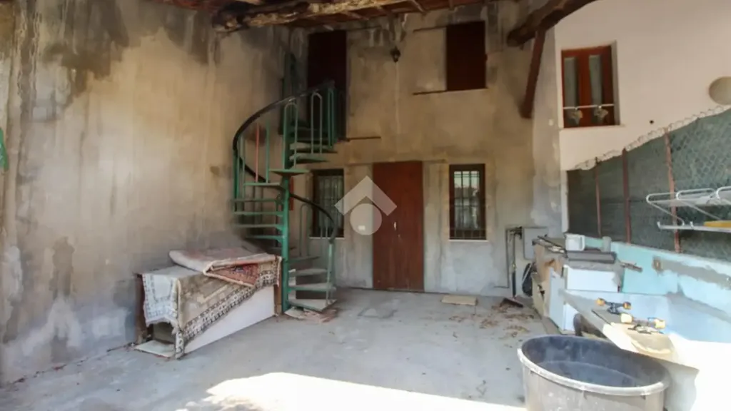 Toad - Rustic Property with Courtyard in Ghedi